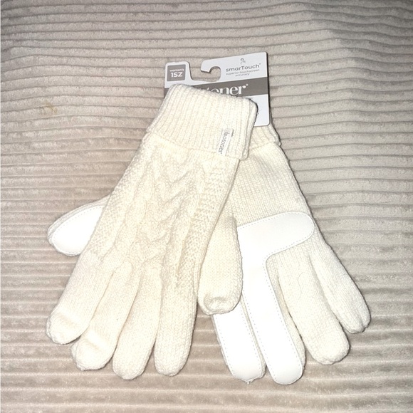isotoner Accessories - Pretty cream warm ISOTONER women’s gloves NWT